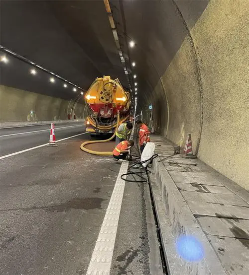 岳阳隧道排水渠清淤